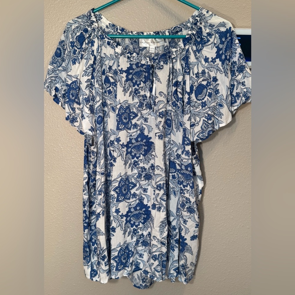 ☀️☀️☀️Chelsea and Theodore Top White with Blue Floral Print